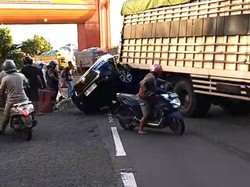Truk Tabrak Mobil-Motor Depan Rujab Wali Kota Parepare, Pasutri Lansia Luka