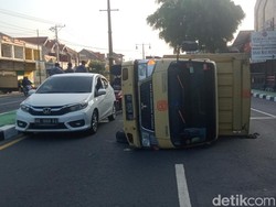 Ban Pecah, Truk Boks Terguling di Jalan Jogja-Solo Delanggu