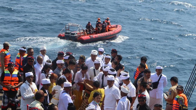 Upacara Mulang Pakelem digelar sebagai bentuk penyucian laut menyusul tragedi karamnya KMP Tunu Pratama Jaya di Selat Bali beberapa waktu lalu.