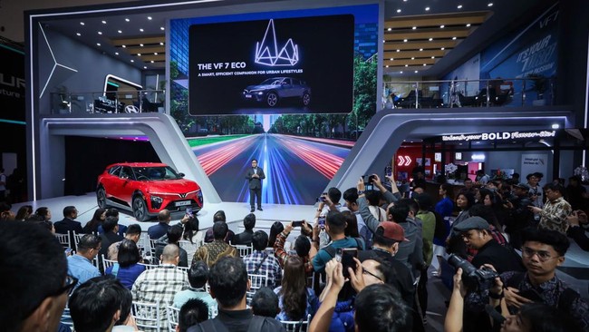 VinFast resmi memperkenalkan dan memulai penjualan VF 7, SUV listrik segmen C dengan setir di kanan, di Indonesia pada Rabu (23/7).