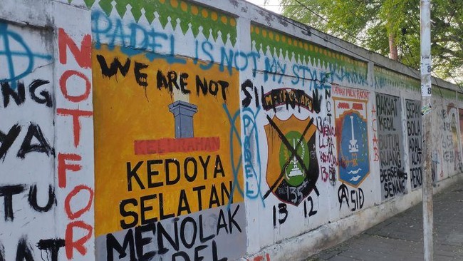 Warga Kedoya Selatan menolak alih fungsi lapangan sepak bola menjadi arena padel. Penolakan warga itu pun didukung anggota Komisi E DPRD DKI.