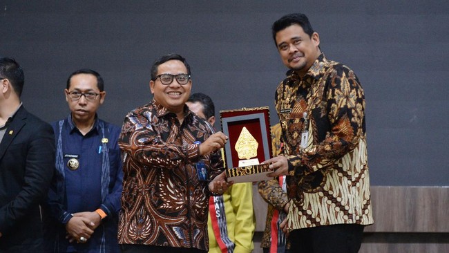 Gubernur Sumut, Bobby Nasution, apresiasi UMKM dengan cicilan kredit gratis selama setahun di Festival Kemudahan dan Perlindungan Usaha Mikro.