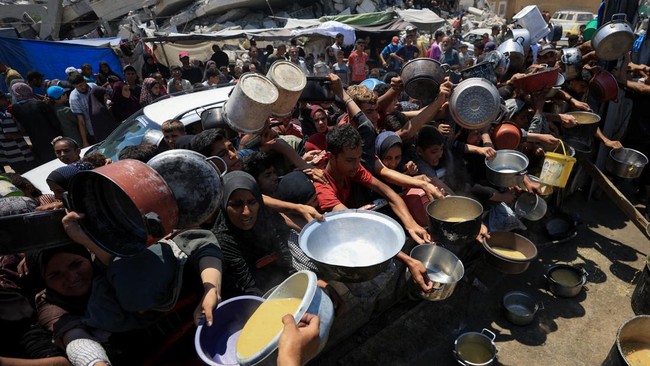 Mahal-Bahaya, Bantuan Kemanusiaan via Udara Gaza Pengalih Perhatian Warga Gaza kelaparan bukan karena tak ada makanan, namun karena bantuan yang disiap dikirim diblokade tak boleh masuk ke wilayah Gaza.