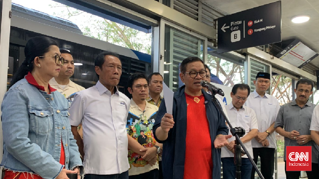 Gubernur DKI Jakarta Pramono Anung akan cabut bansos bagi warga terindikasi judi online. Pemprov DKI berkomitmen salurkan bantuan tepat sasaran.