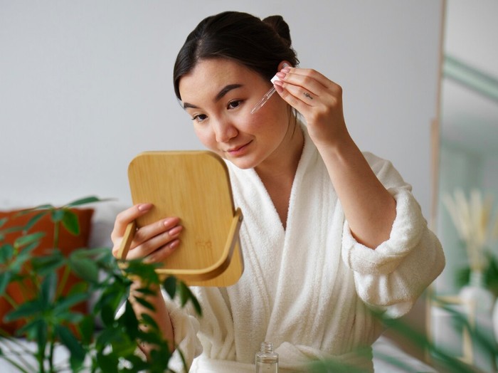 Azelaic acid adalah bahan antioksidan yang sangat baik untuk memperbaiki warna kulit, terutama yang disebabkan oleh jerawat. Perhatikan skincare kamu apakah memiliki kandungan ini jika ingin memudarkan bekas jerawat.