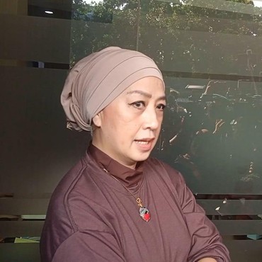 Ini yang Bikin Ibunda Kimberly Ryder Labrak Edward Akbar Depan Umum