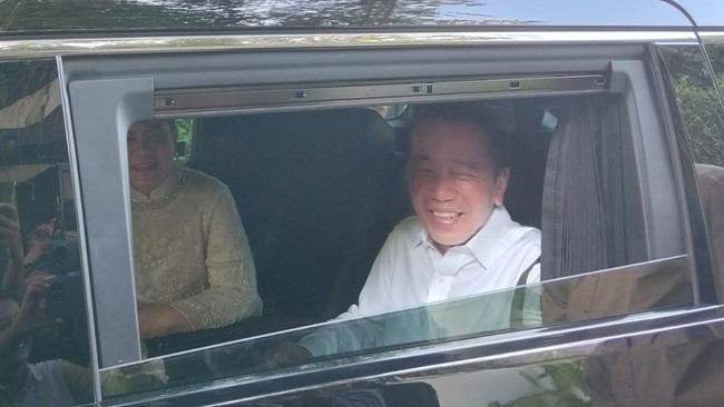 Berangkat reuni di Fakultas Kehutanan UGM, Jokowi didampingi istrinya, Iriana, Sabtu (26/7).