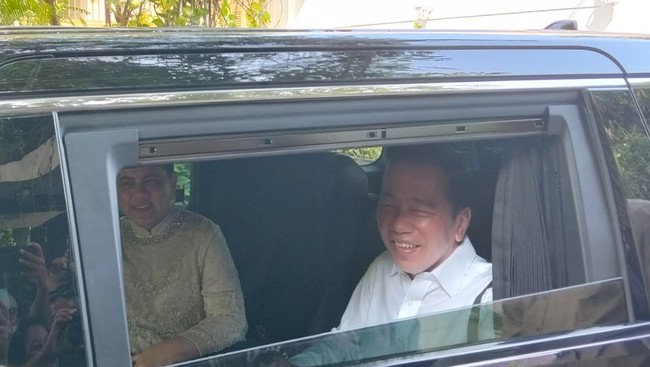 Jokowi didampingi istrinya, Iriana, berangkat ke Jogja untuk menghadiri reuni di Fakutas Kehutanan,UGM, Sabtu (26/7).