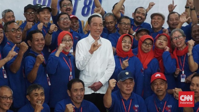 Jokowi mengingatkan rekan-rekan angkatan Fakultas Kehutanan UGM tentang keaslian ijazahnya yang masih diragukan saat reuni.