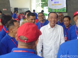 Jokowi Tiba di Acara Reuni UGM, Disambut Alumni Angkatan 80