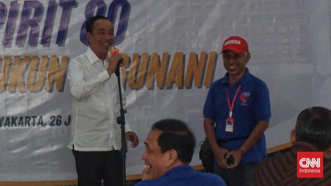 Jokowi membahas isu ijazah palsu dan berbagi kenangan bersama teman-teman seangkatan di reuni Fakultas Kehutanan UGM.
