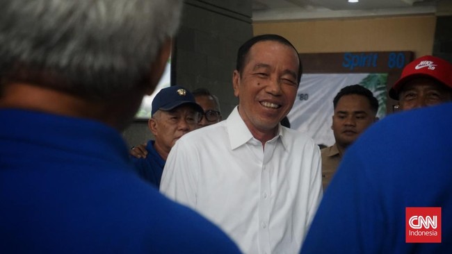 Jokowi berkelakar bahwa dirinya 'terpaksa' ikut acara reuni Fakultas Kehutanan Universitas Gadjah Mada (UGM) demi ijazah sarjana miliknya tak dikira palsu.