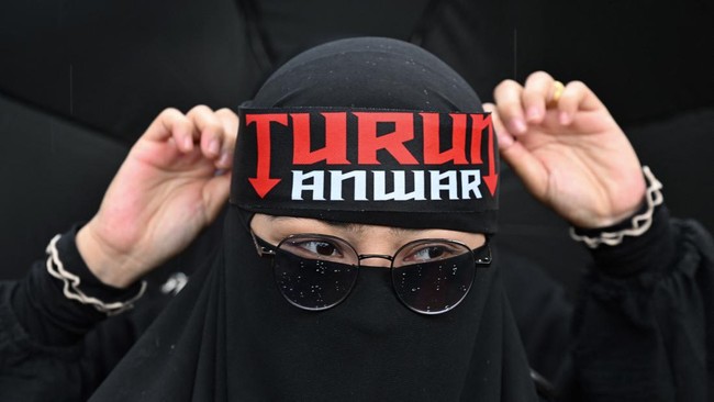 Ribuan warga Malaysia turun ke jalan pada Sabtu (26/7) untuk memprotes kenaikan biaya hidup dan desak PM Anwar Ibrahim Mundur.