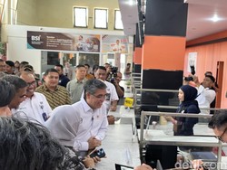 Menaker Pantau Penyaluran BSU di Makassar, Ingatkan Penerima Tak Main Judol