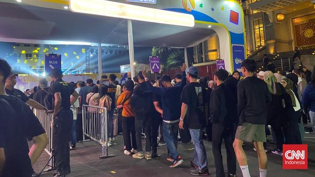 Semakin malam, antusiasme pengunjung Allo Bank Festival semakin ramai. Pengunjung tampak mengantre untuk masuk ke lokasi acara.