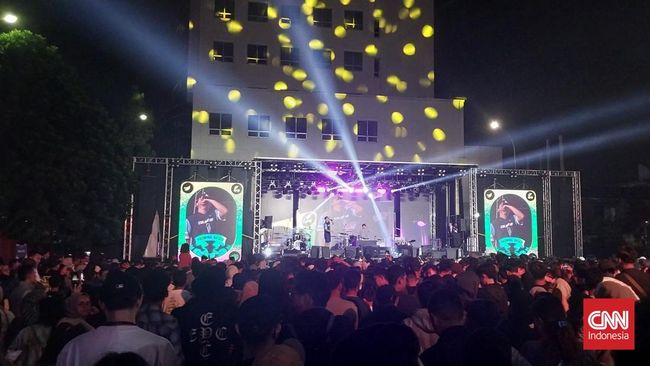 Pasming Based membuka panggung Allo Bank Festival di area Parkir Barat Trans Studio Mall, Bandung, Sabtu (26/7).