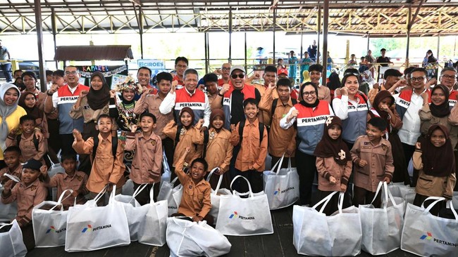 Pertamina rayakan Hari Anak Nasional 2025 dengan memberikan 200 paket perlengkapan sekolah di Balikpapan, dukung semangat belajar anak-anak.