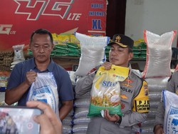 Polda Riau Gerebek Distributor Beras Oplosan di Pekanbaru!