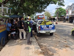 Pemotor Wanita Tewas Usai Tabrakan dengan Truk Pupuk di Palembang