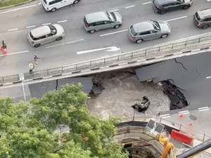 Mobil Kena Telan Sinkhole, Pemerintah Tutup Akses Jalan Mobil Kena Telan Sinkhole, Pemerintah Tutup Akses Jalan