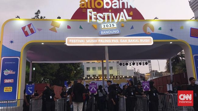 Pengunjung tak sabar ingin berjoget bersama Denny Caknan di Allo Bank Festival yang digelar di area Parkir Barat Trans Studio Mall, Bandung, Sabtu (26/7).