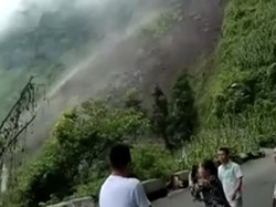 Video: Detik-detik Longsor Terekam Kamera Ponsel Warga di Yunnan China
