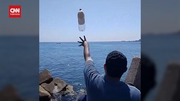 VIDEO: Botol Isi Makanan Dilarung ke Laut, Berharap Sampai ke Gaza