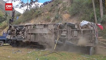 VIDEO: Kecelakaan Bus Tingkat di Pegunungan Peru, 18 Orang Tewas
