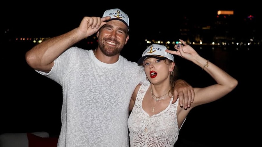 Travis Kelce dan Taylor Swift Travis Kelce dan Taylor Swift pamer kemesraan perdana di Instagram.