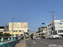 Anak-anak Layangan di Jembatan, Pengendara Waswas Terjerat Benang