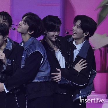 Perdana Konser di Jakarta, EVNNE Langsung Jajal Rendang hingga Buktikan Suara Lantang Fans Indo