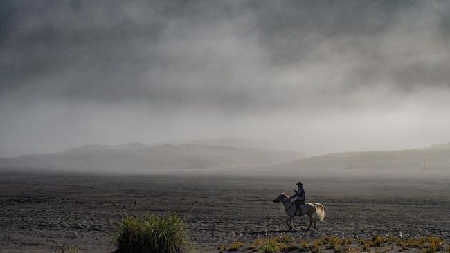 Area yang dijuluki 'Planet Bromo' viral di media sosial karena pesonanya. Tapi, di balik itu, ada bahaya yang mengintai area tersebut.