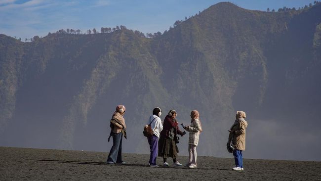 Kawasan wisata Gunung Bromo jadi destinasi favorit selama libur Lebaran 2026, berbagai jip wisata sempat mengular di Simpang Dingklik.