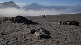 Warga menunggangi kuda saat melintasi kawasan Taman Nasional Bromo Tengger Semeru (TNBTS) di Probolinggo, Jawa Timur, Minggu (27/7/2025). BMKG Stasiun Klimatologi Jawa Timur mencatat fenomena bediding atau suhu dingin terjadi akibat aktifnya angin mo