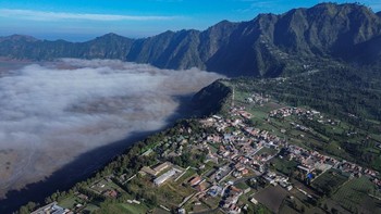 FOTO: Dinginnya Fenomena Bediding saat Kemarau di Gunung Bromo