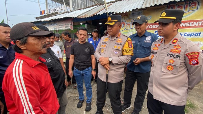 Kapolresta Tangerang Kombes Indra Waspada  menemui opang di Stasiun Tigaraksa