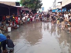 Protes Jalan Rusak, Warga di Deli Serdang Mancing di Kubangan