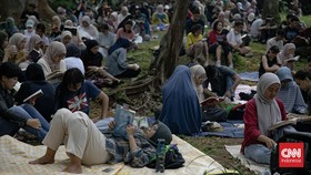 FOTO: Taman Langsat Jaksel Dipenuhi Warga yang Baca Buku Bareng
