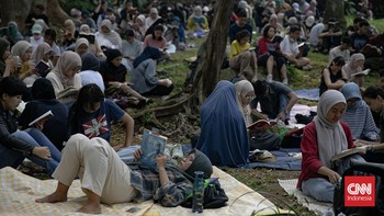 FOTO: Taman Langsat Jaksel Dipenuhi Warga yang Baca Buku Bareng