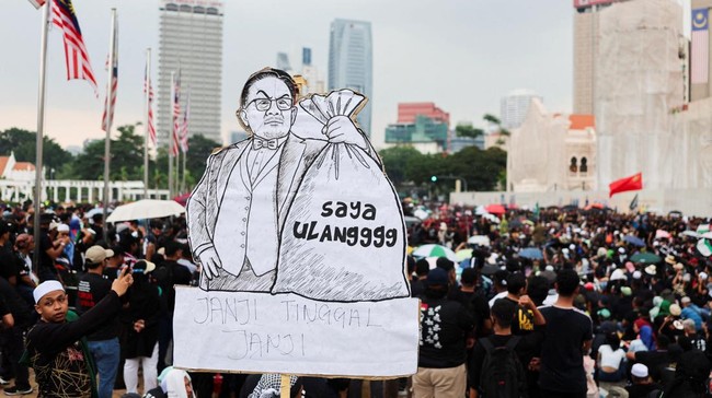Ribuan warga Malaysia turun ke jalan di Kuala Lumpur pada Sabtu (26/7), menuntut Perdana Menteri Anwar Ibrahim mundur dari jabatannya.