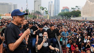 Usia 100 Tahun, Mahathir Pimpin Demo Desak PM Malaysia Anwar Mundur