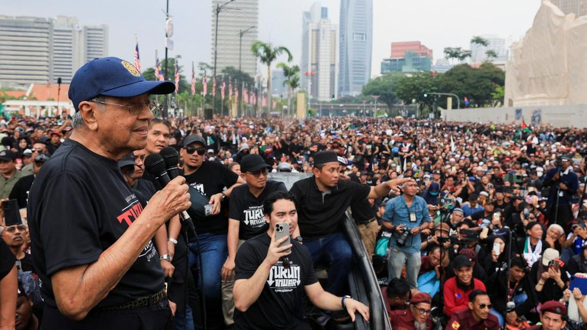 Usia 100 Tahun, Mahathir Pimpin Demo Desak PM Malaysia Anwar Mundur