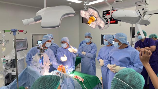 Mayapada Hospital Surabaya sukses melakukan prosedur canggih penggantian sendi lutut pertama di Jawa Timur dan Indonesia Timur dengan teknologi robotik terkini.