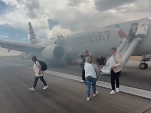 Begini Detik-Detik Pesawat Boeing 737 MAX American Airlines Terbakar Begini Detik-Detik Pesawat Boeing 737 MAX American Airlines Terbakar