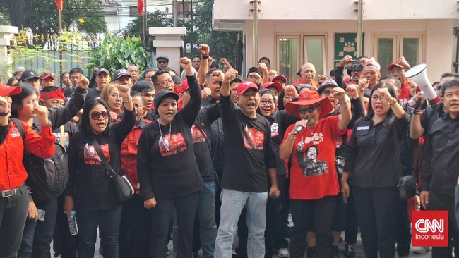 Kader dan simpatisan PDI Perjuangan (PDIP) memperingati 29 tahun peristiwa kerusuhan 27 Juli 1996 atau Kudatuli dengan menggelar doa bersama dan tabur bunga.