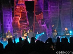 Video: Penampilan Sal Priadi Tutup Gelaran Jazz Gunung Bromo 2025