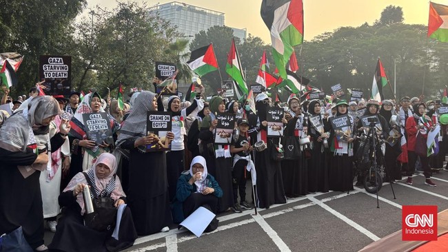 Pantauan CNNIndonesia.com sejak pukul 06.30 WIB, ratusan warga telah berkumpul dengan menyerukan suara-suara mengecam agresi Israel.