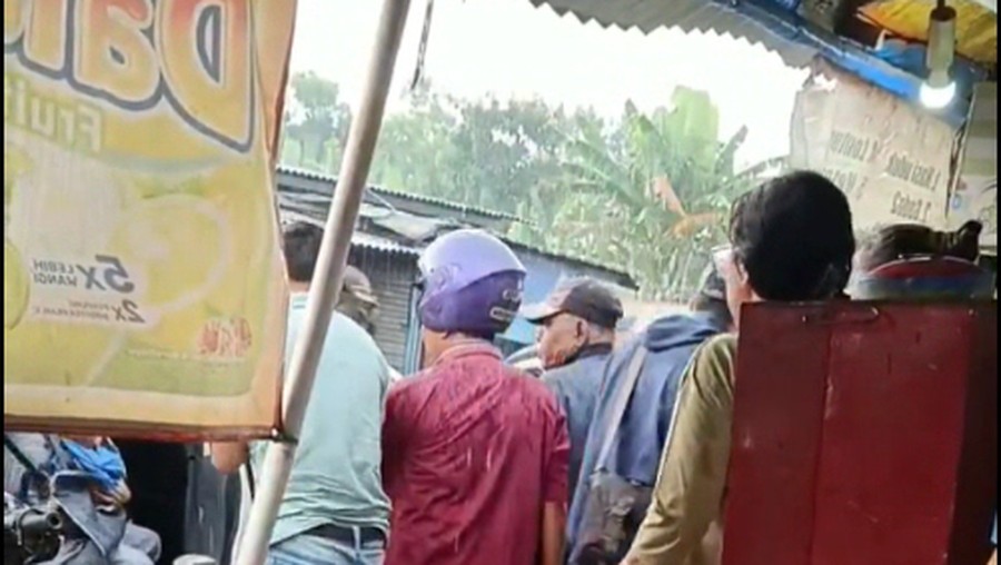 Video&colon; Heboh Opang Tigaraksa Paksa Turun Ibu Bawa Bayi dari Taksi Online