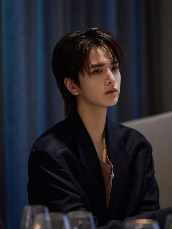Younghoon THE BOYZ juga merayakan ulang tahun pada 8 Agustus. Lahir pada 1997, idol menawan ini resmi berusia 28 tahun./Foto: instagram.com/_0hoony