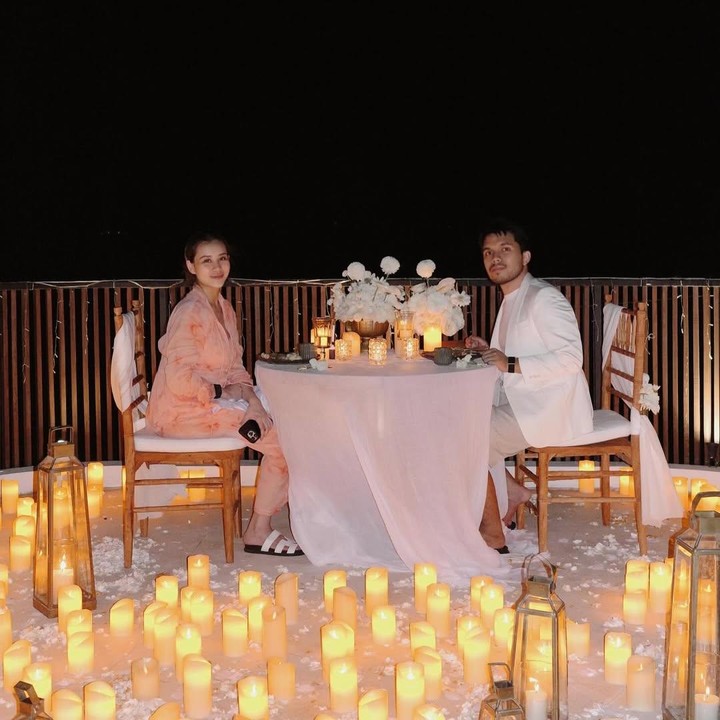 <p>Momen itu diketahui langsung melalui <em>postingan</em> terbaru di Instagram pribadi keduanya. Thariq terlihat mengajak sang istri <em>dinner</em> sambil memberikan beberapa kejutan, mulai dari dekorasi yang cantik, sebuah buket bunga, hingga hadiah yang disimpan di dalam kotak kecil. &ldquo;Matahari terbenam, bunga, dan kamu,&rdquo; tulis Aaliyah, dikutip dari laman Instagram <em>@aaliyah.massaid,</em> Senin (28/7/2025).&nbsp;(Foto: Instagram@aaliyah.massaid)</p>